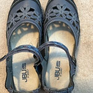 Size 7.5 Jambu sandals